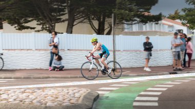 bisikletçiler düz bir yol bisikleti yarışı için