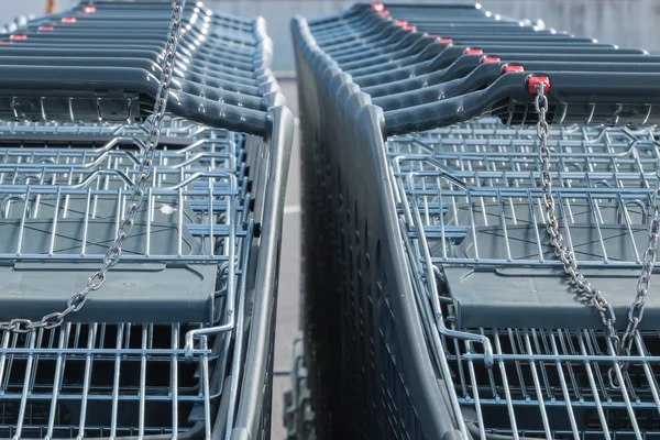 Koszyka drutu nowoczesny supermarket, symbol konsumpcjonizmu — Zdjęcie stockowe
