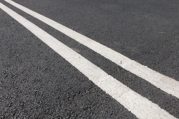 Διπλή λευκή γραμμή διαγωνίως απέναντι από το δρόμο — Φωτογραφία Αρχείου