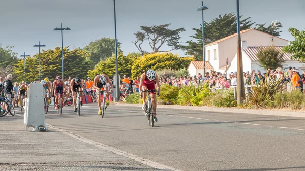 bisikletçiler düz bir yol bisikleti yarışı için