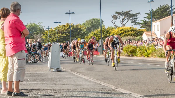 bisikletçiler düz bir yol bisikleti yarışı için