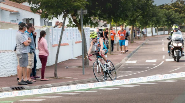 bisikletçiler düz bir yol bisikleti yarışı için