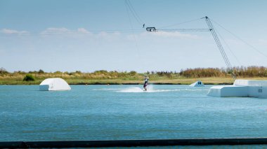 Wakeboarder rakamlar yapmak için gölde sarf