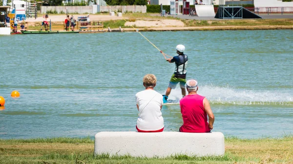 Pensionerat par som vill tillbringa en wakeboarder — Stockfoto