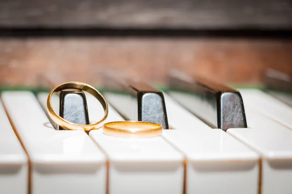 Wedding rings piano key — Stock Photo, Image
