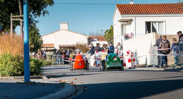 Pilotos pedalear coche para una carrera tradicional —  Fotos de Stock