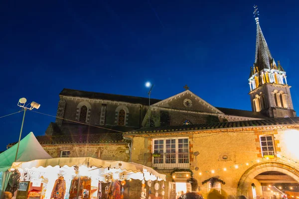 Kilisenin yer küçük yüklü geleneksel ahşap