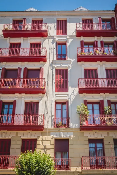Традиционный фасад испанского здания — стоковое фото