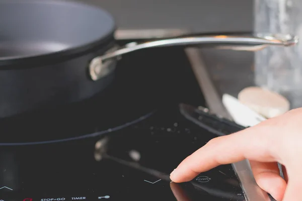 Cook is switching on the induction cooktops — Stock Photo, Image