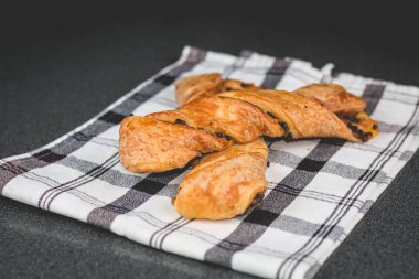 siyah ve beyaz peçete üzerinde çikolata katlanmış