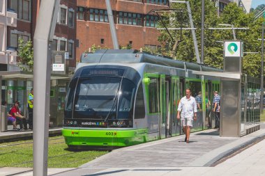 Bilbao, İspanya bir istasyonunda tramvay durur