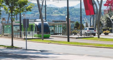 Bilbao, İspanya bir istasyonunda tramvay durur