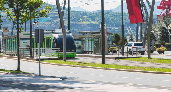 Tramway pára em uma estação na cidade de Bilbau, Espanha — Fotografia de Stock