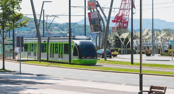 Tramway in partenza da una stazione nella città di Bilbao, Spagna — Foto Stock