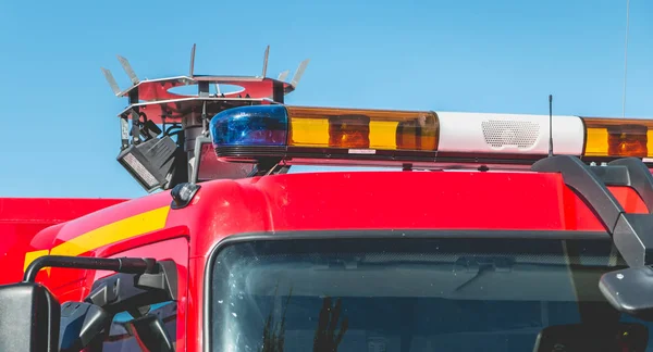 bir kurtarma aracı, yanıp sönen ışıklar