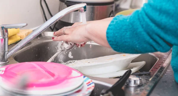 Close up of the hand doing dishes — Stock Photo, Image