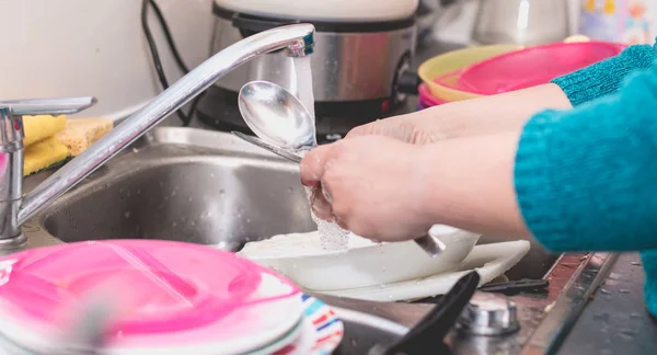 Close up of the hand doing dishes — Stock Photo, Image