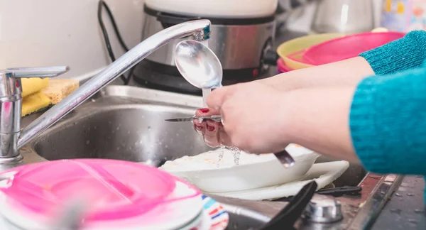 Close up of the hand doing dishes — Stock Photo, Image