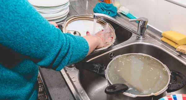 Close up of the hand doing dishes — Stock Photo, Image