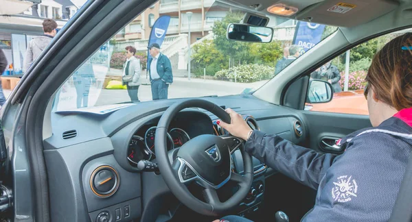 Donna che guarda una macchina durante il Dacia Tour 2017 — Foto Stock