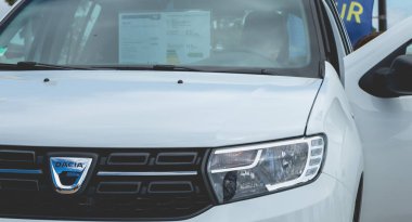 Dacia tur 2017 arabada izleyen genç adamım
