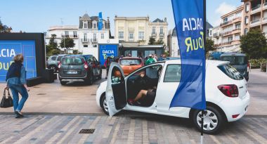 Dacia tur 2017 arabada izleyen genç adamım