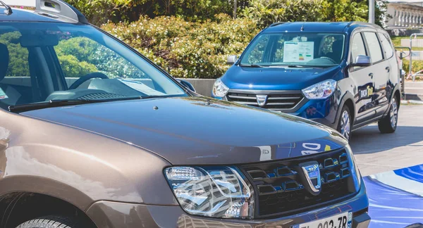 Закройте автомобили на Dacia Tour 2017 — стоковое фото