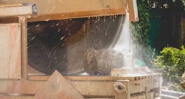 adam bir su ile bir taş kesme gördüm