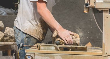 adam bir su ile bir taş kesme gördüm