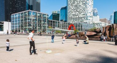 adam bir Merkez Meydanı dev baloncuklar yapar