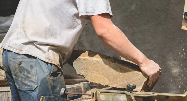 Homem cortando uma pedra com uma serra de água — Fotografia de Stock