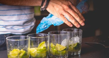 Barmen buz brezillian caipirinha Gözlükte koyar.