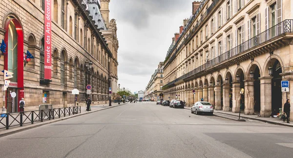 Sfeer van de typische rue de Rivoli in Parijs, Frankrijk — Stockfoto