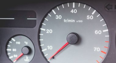 Eski araba dashboard-in 90's ile hız göstergesi, takometre...