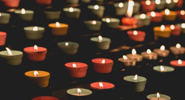 mum karanlıkta parlayan alevler, manevi bir ortam yaratın