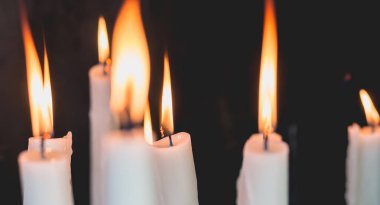Lourdes kilisede yanan mumlar
