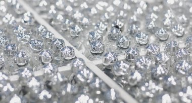 Satılık grotto kutsal su çekmek için küçük şişeler