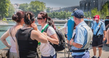 Lourdes mucizevi su havuzları doğru gidiyor hacılar