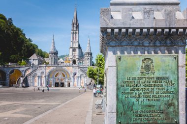 L kutsal katedral önünde yürüyen turist