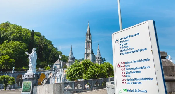 Segno di direzione davanti alla basilica di Lourdes, Francia — Foto Stock