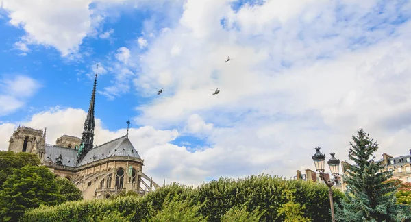 Гелікоптери військово-повітряних сил літати над собор Нотр-Дам в Парижі — стокове фото