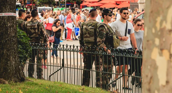 Asker izlemek ve turist "Vigipirate planının parçası olarak korumak" — Stok fotoğraf