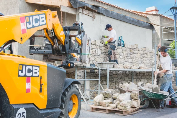 Pedreiro renova uma casa com pedra na tradição de NOIRMOUTI — Fotografia de Stock