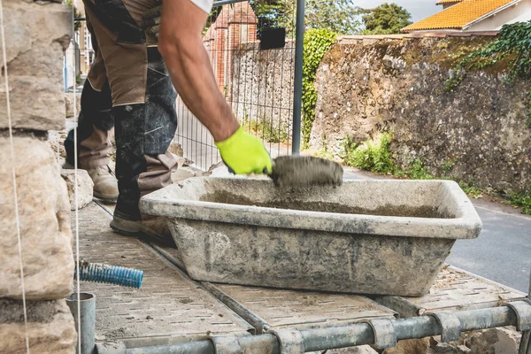 Macon leva cimento em um local de renovação — Fotografia de Stock