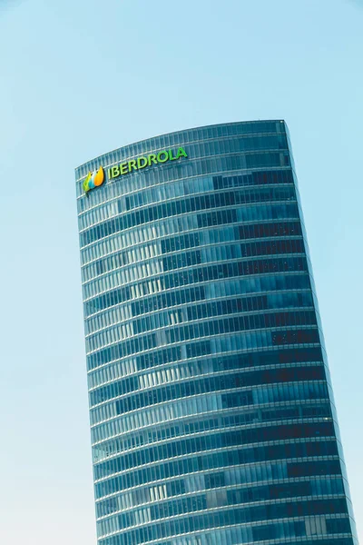 Close-up sobre o arranha-céu da empresa Iberdrola — Fotografia de Stock