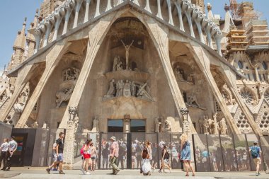 Sagrada Familia girmek için sıraya turist