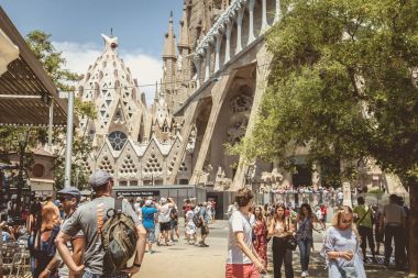 Sagrada Familia girmek için sıraya turist