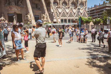 Sagrada Familia önünde fotoğraf çekmek turist