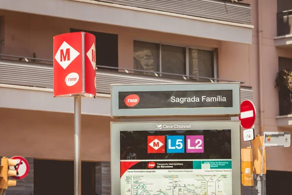 Sagrada Familia önünde metro istasyonu