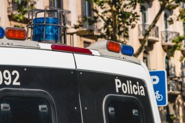 bir İspanyol polisi van yakın çekim 